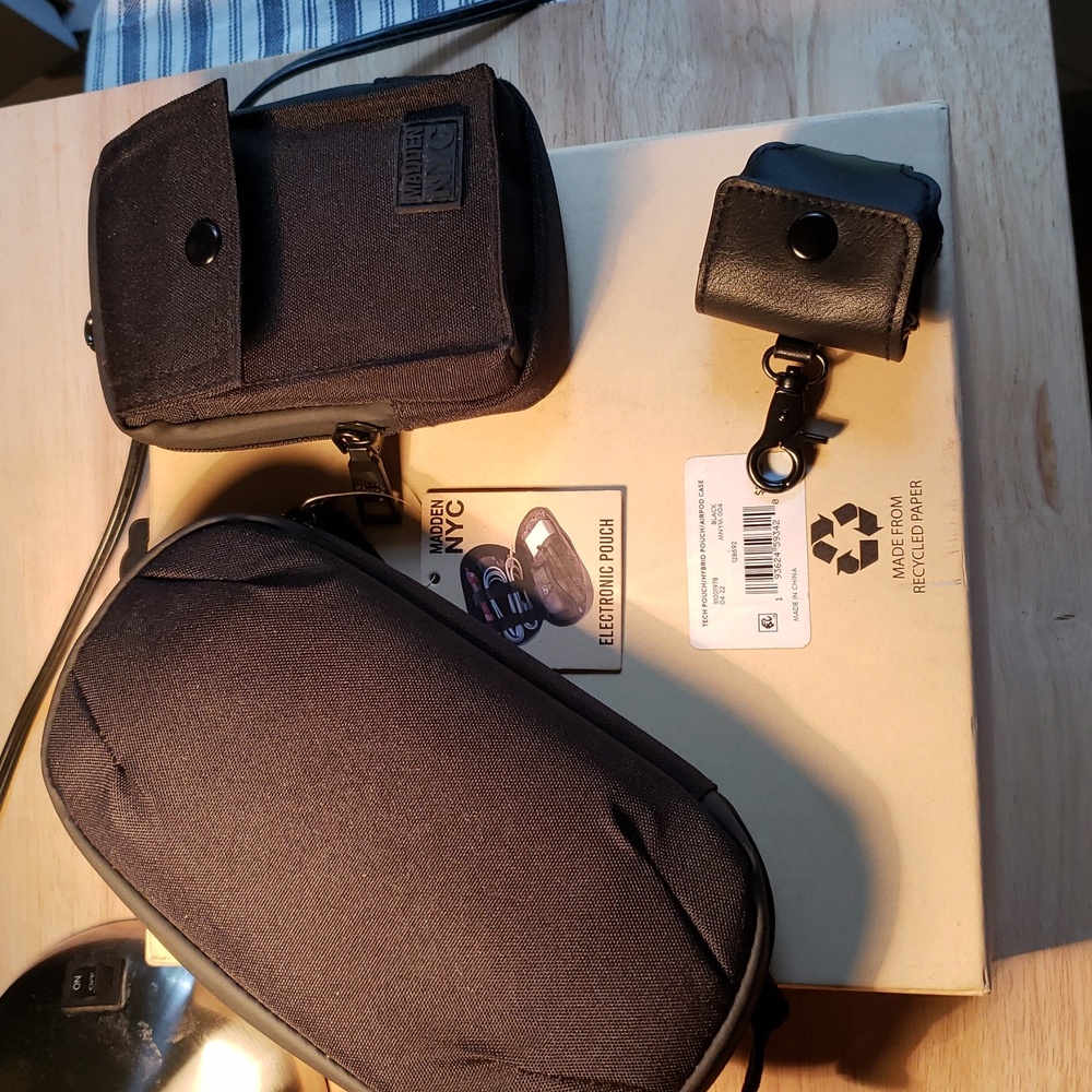 Tech Pouch/Hybrid Pouch/Airpod Case Steve Madden Bl